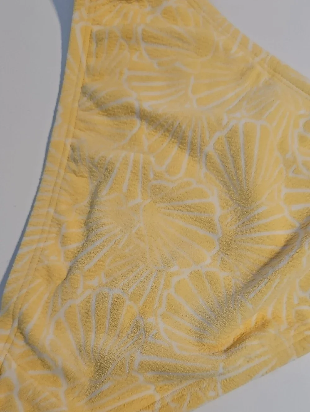 Shade & Shore Women's S White Triangle Top with Yellow/White Shell Bikini Bottom